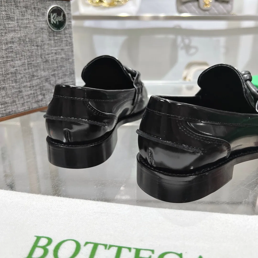 [BV] Top P: 860💰 Size: Female 35-39 (Female 40 custom-made) Male 39-44 (38.45 non-refundable) Bottega Veneta 2025 Autumn and Winter counter style! Small round toe loafers! Imported leather outsole! Imported open edge beaded cowhide! Solid color Niuli!